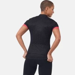 ODLO ESSENTIAL ODLO PRINT STAND-UP COLLAR S/S FZ W BLACK/PARADISE PINK 22 7 ODLO ESSENTIAL ODLO PRINT STAND-UP COLLAR S/S FZ W BLACK/PARADISE PINK 22 -L'art de l'équipement du cyclisme. 9 104548 411961 60270 04