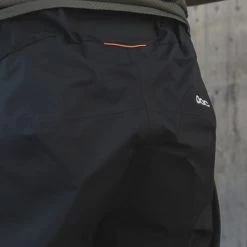 POC MOTION RAIN PANTS URANIUM BLACK 22 10 POC MOTION RAIN PANTS URANIUM BLACK 22 -L'art de l'équipement du cyclisme. 9 106757 motion rain pants uranium black 52325 1002 05