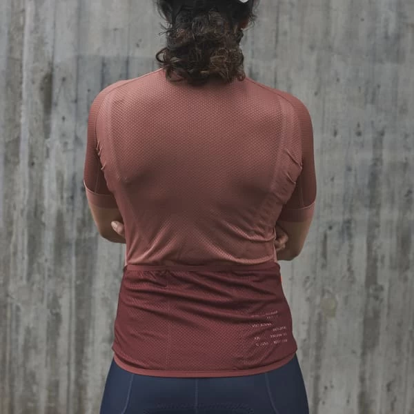 POC W'S ESSENTIAL ROAD LOGO JERSEY HIMALAYAN SALT/GARNET RED 22 6 POC W'S ESSENTIAL ROAD LOGO JERSEY HIMALAYAN SALT/GARNET RED 22 – Image 6