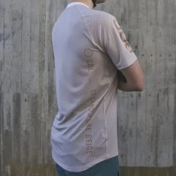 POC MTB PURE TEE LIGHT SANDSTONE BEIGE 22 10 POC MTB PURE TEE LIGHT SANDSTONE BEIGE 22 -L'art de l'équipement du cyclisme. 9 116580 52842 1814 05