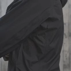 POC M'S MOTION RAIN JKT URANIUM BLACK 23 11 POC M'S MOTION RAIN JKT URANIUM BLACK 23 -L'art de l'équipement du cyclisme. 9 116628 m s motion rain jkt uranium black 52323 1002 06