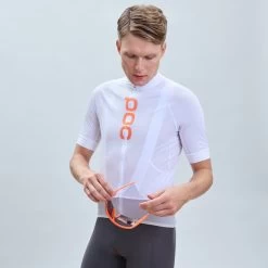 POC M'S ESSENTIAL ROAD LOGO JERSEY HYDROGEN WHITE/GRANITE GREY 23 9 POC M'S ESSENTIAL ROAD LOGO JERSEY HYDROGEN WHITE/GRANITE GREY 23 -L'art de l'équipement du cyclisme. 9 125833 58135 8396 04