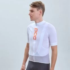 POC M'S ESSENTIAL ROAD LOGO JERSEY HYDROGEN WHITE/GRANITE GREY 23 10 POC M'S ESSENTIAL ROAD LOGO JERSEY HYDROGEN WHITE/GRANITE GREY 23 -L'art de l'équipement du cyclisme. 9 125833 58135 8396 05