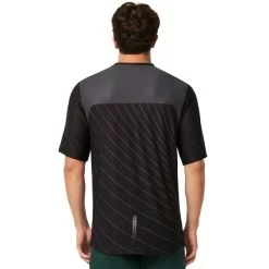 OAKLEY SEEKER '75 SS JERSEY BLACKOUT 23 10 OAKLEY SEEKER '75 SS JERSEY BLACKOUT 23 -L'art de l'équipement du cyclisme. 9 129782 foa404421 02e 05