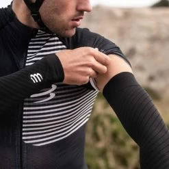 COMPRESSPORT ARMFORCE ULTRALIGHT BLACK 23 8 COMPRESSPORT ARMFORCE ULTRALIGHT BLACK 23 -L'art de l'équipement du cyclisme. 9 73145 armforce ultralight black su00008b 990 04