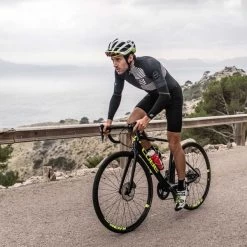 COMPRESSPORT ARMFORCE ULTRALIGHT BLACK 23 9 COMPRESSPORT ARMFORCE ULTRALIGHT BLACK 23 -L'art de l'équipement du cyclisme. 9 73145 armforce ultralight black su00008b 990 05