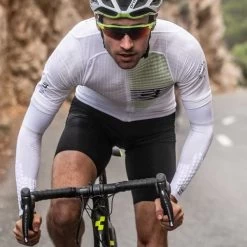 COMPRESSPORT ARMFORCE ULTRALIGHT WHITE 23 8 COMPRESSPORT ARMFORCE ULTRALIGHT WHITE 23 -L'art de l'équipement du cyclisme. 9 73149 armforce ultralight white su00008b 001 04