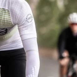 COMPRESSPORT ARMFORCE ULTRALIGHT WHITE 23 9 COMPRESSPORT ARMFORCE ULTRALIGHT WHITE 23 -L'art de l'équipement du cyclisme. 9 73149 armforce ultralight white su00008b 001 05