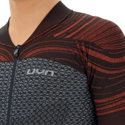 UYN BIKING MAN COOLBOOST OW SHIRT SH_SL SHARKSKIN/RED WAGON 21 8 UYN BIKING MAN COOLBOOST OW SHIRT SH_SL SHARKSKIN/RED WAGON 21 -L'art de l'équipement du cyclisme. 9 88582 o101676 j585 04