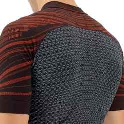 UYN BIKING MAN COOLBOOST OW SHIRT SH_SL SHARKSKIN/RED WAGON 21 9 UYN BIKING MAN COOLBOOST OW SHIRT SH_SL SHARKSKIN/RED WAGON 21 -L'art de l'équipement du cyclisme. 9 88582 o101676 j585 05