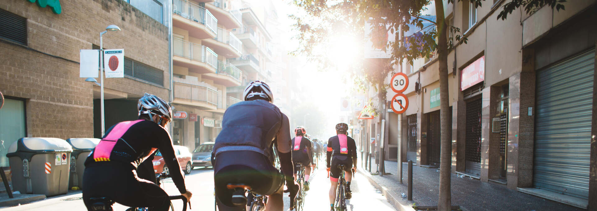 L'art de l'équipement du cyclisme. 2 L'art de l'équipement du cyclisme. -L'art de l'équipement du cyclisme. racing through city